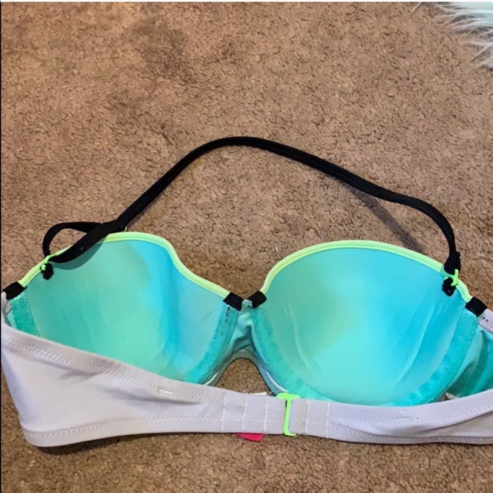 VS Triangl-Styled Bikini Top - Picture 5 of 8